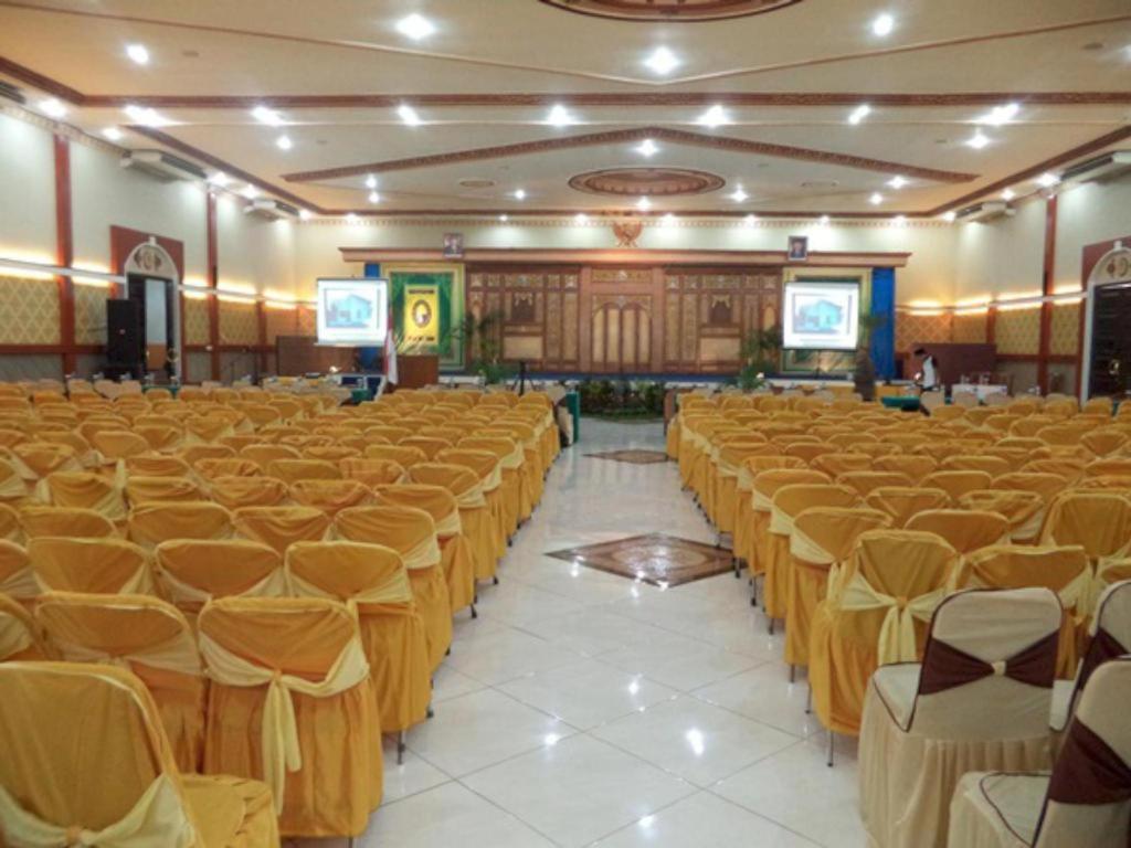 Yusro Hotel Restaurant & Convention Jombang Exterior photo
