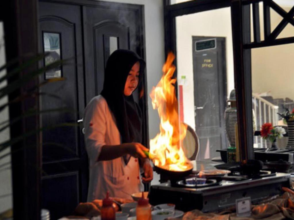 Yusro Hotel Restaurant & Convention Jombang Exterior photo