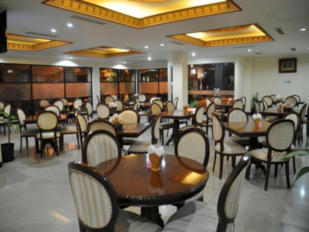 Yusro Hotel Restaurant & Convention Jombang Exterior photo