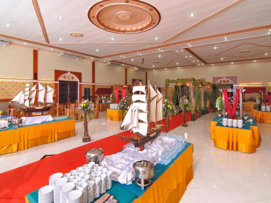 Yusro Hotel Restaurant & Convention Jombang Exterior photo