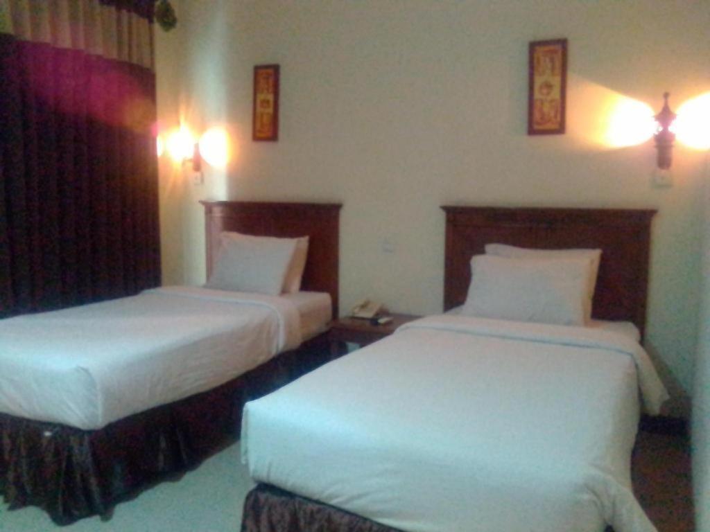 Yusro Hotel Restaurant & Convention Jombang Exterior photo